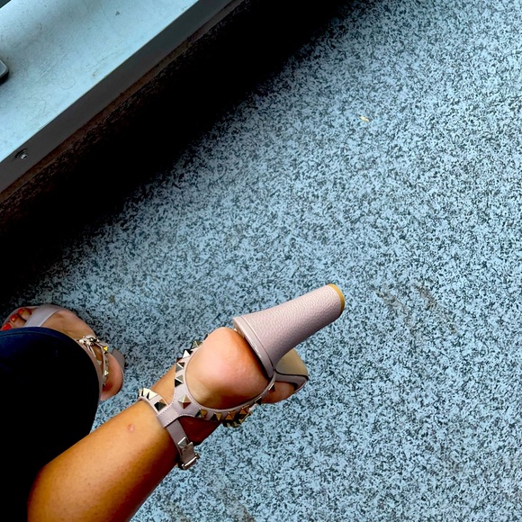 Valentino Garavani Women’s Studded Heal, size 8.5 (39) - Picture 13 of 14